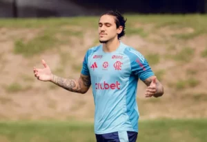 Pedro volta a ser relacionado por Felipe Luís no Fla e fica à disposição para clássico com Flu