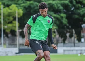Botafogo-PB renova com atacante emprestado para disputa da Série B