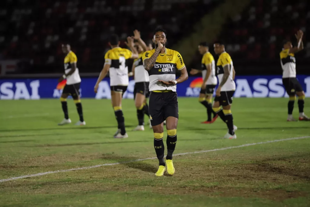 Zagueiro do Criciúma volta de suspensão contra o Cuiabá 2 Diego Gonçalves marcou os dois gols da vitória do Criciúma (Foto: Celso da Luz-Criciúma)
