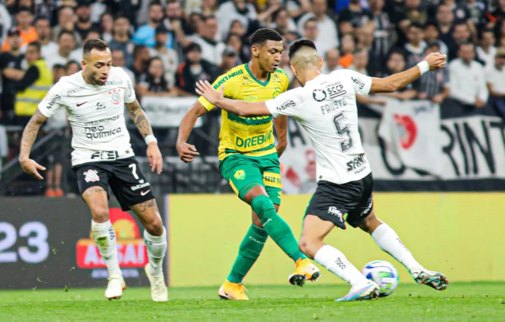Série B: Cuiabá rescinde com camisa 10 ex-Corinthians