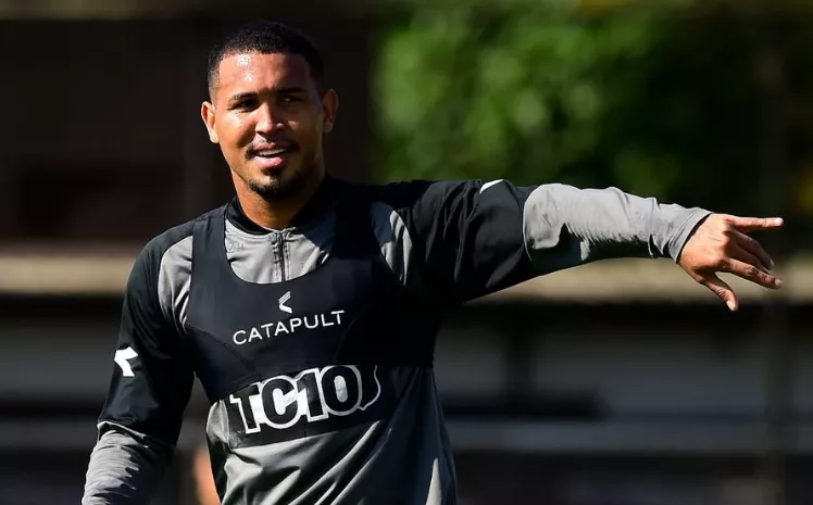 Zagueiro da Ponte Preta celebra sequência de vitórias no Moisés Lucarelli