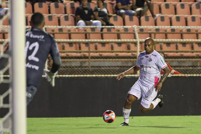 Londrina encaminha contratação de 3º atacante na janela