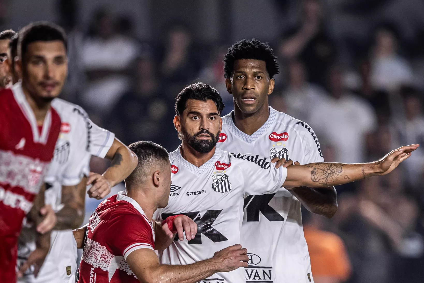 Santos é multado por confusão na Vila Belmiro em jogo da Copa do Brasil ( Fotos: Raul Baretta/ Santos FC)