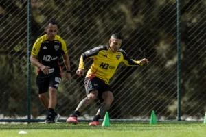 Arana volta a treinar com bola no Atlético-MG e anima torcida