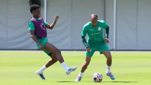 Abel Ferreira tem papo com Estêvão em último treino do Palmeiras