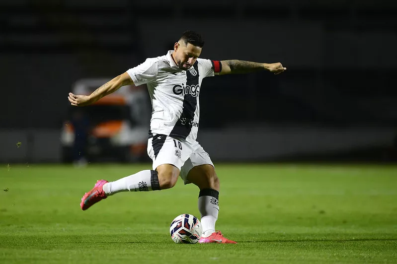 Ponte Preta vence Tombense com gol de Elvis
