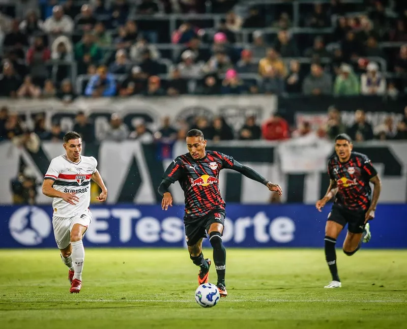 São Paulo empata com Red Bull Bragantino apesar de leve melhora e continua colado no Z-4