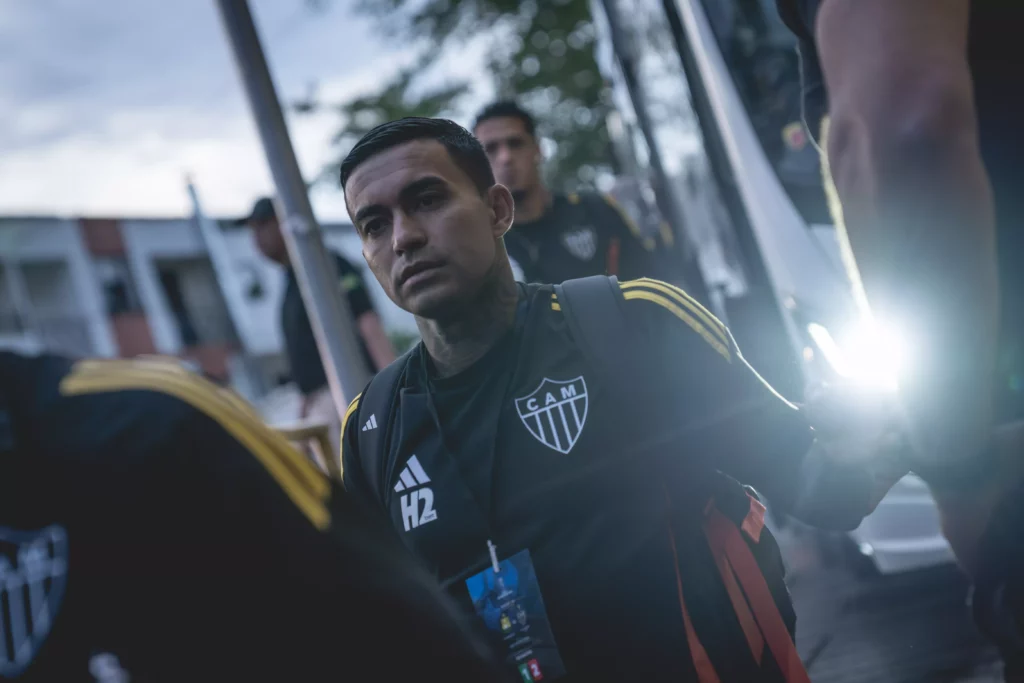 STJD reduz multa de Dudu, mas mantém suspenso por 5 jogos do Atlético-MG