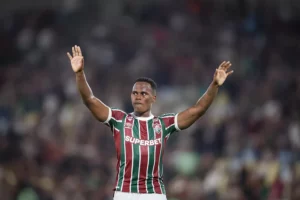 Arias é ovacionado no Maracanã em último jogo pelo Fluminense