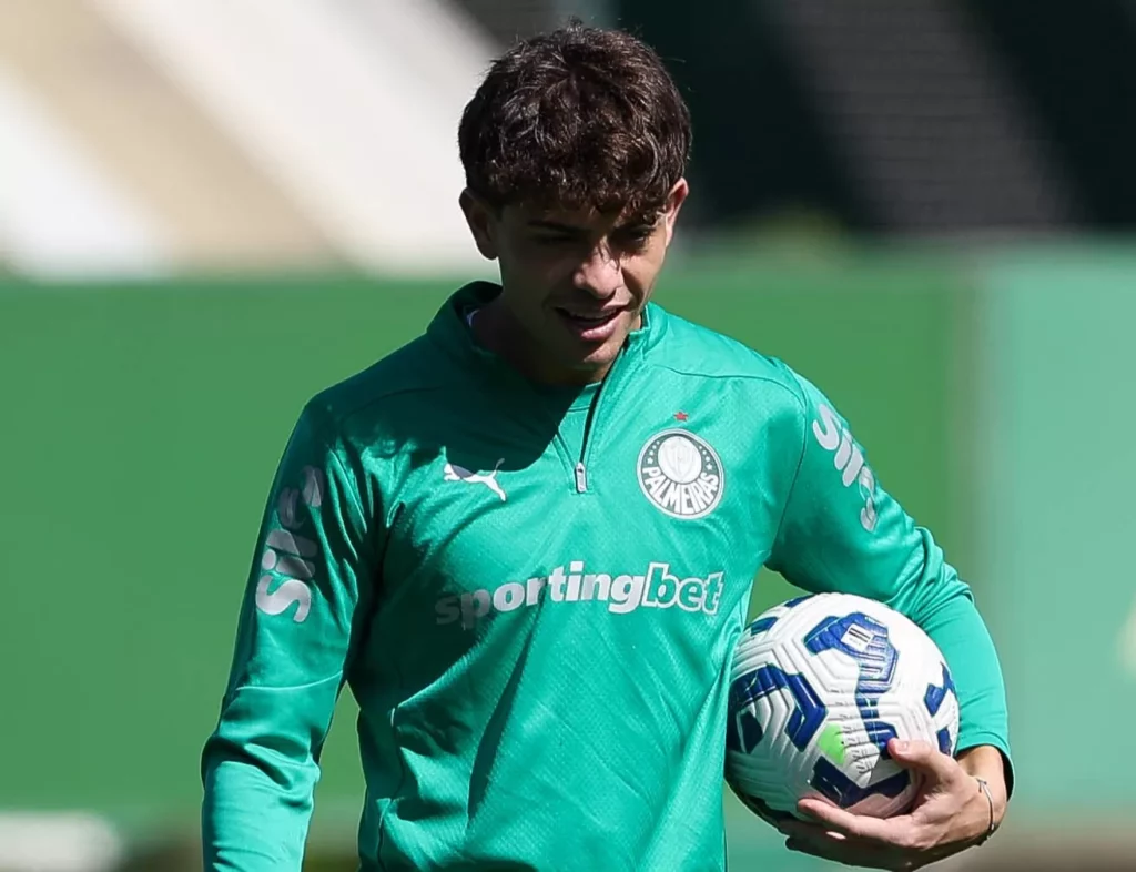 Giay participa normalmente de treino do Palmeiras para jogo em casa com Atlético-MG