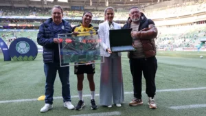 Rony é homenageado por Leila Pereira em reencontro com o Palmeiras