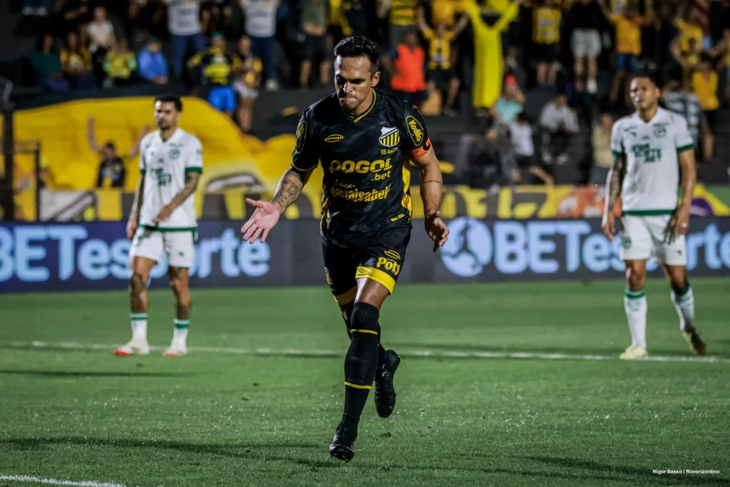 Goleiro do Novorizontino celebra vitória na Série B: "Importante para nós" 2 Robson garante a vitória do Novorizontino sobre o Goiás