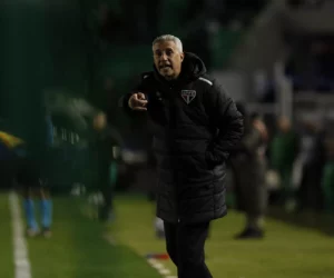 Crespo festeja 2º jogo 'baliza zero' do São Paulo e nega pensamento nas copas