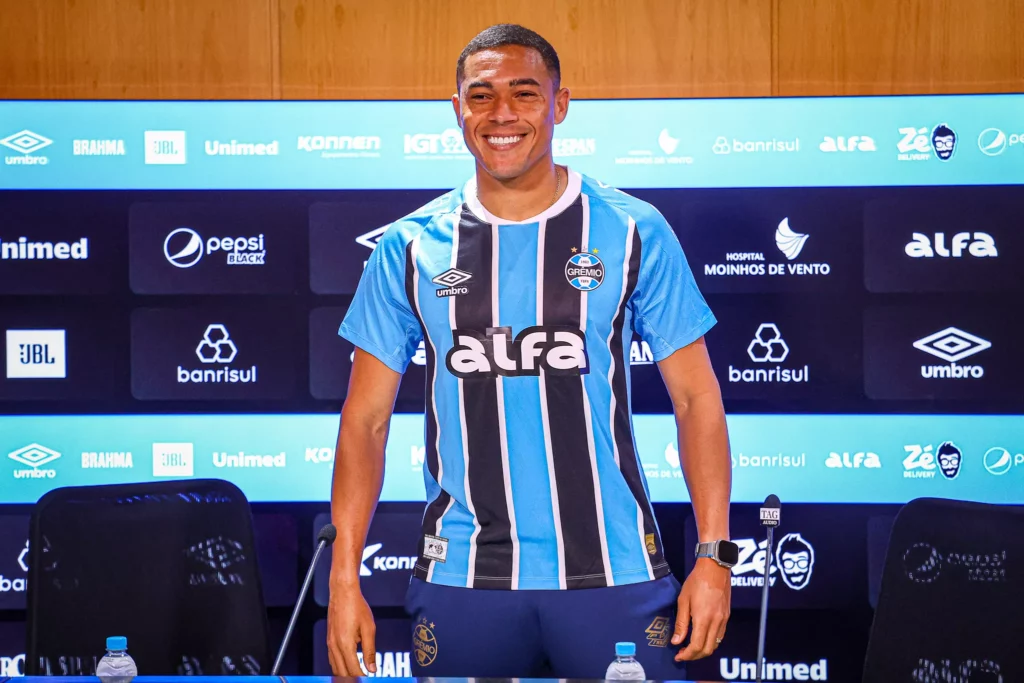 Amigo de Mourinho, Carlos Vinícius é apresentado no Grêmio” Vim pela grandeza do clube”