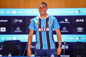 Amigo de Mourinho, Carlos Vinícius é apresentado no Grêmio