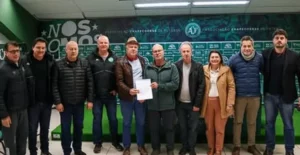 Alex Passos permanece na presidência da Chapecoense após apoio