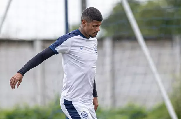 Jackson sente dores e não estreia pelo CSA contra o Londrina