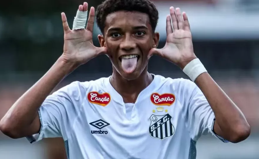 Filho de Robinho é relacionado para amistoso do Santos e ganha a camisa 7