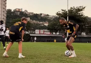 Craque do Peixe brinca com Davi Lucca e anima o clima na véspera de Santos x Flamengo pelo Brasileirão 2025.