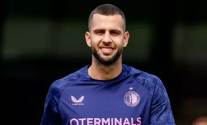 Al-Nassr rejeita zagueiro em apresentação no hotel