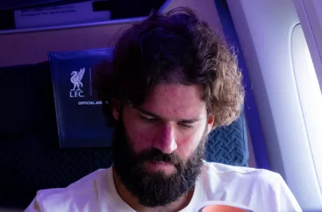 Alisson desfalca pré-temporada do Liverpool na Ásia