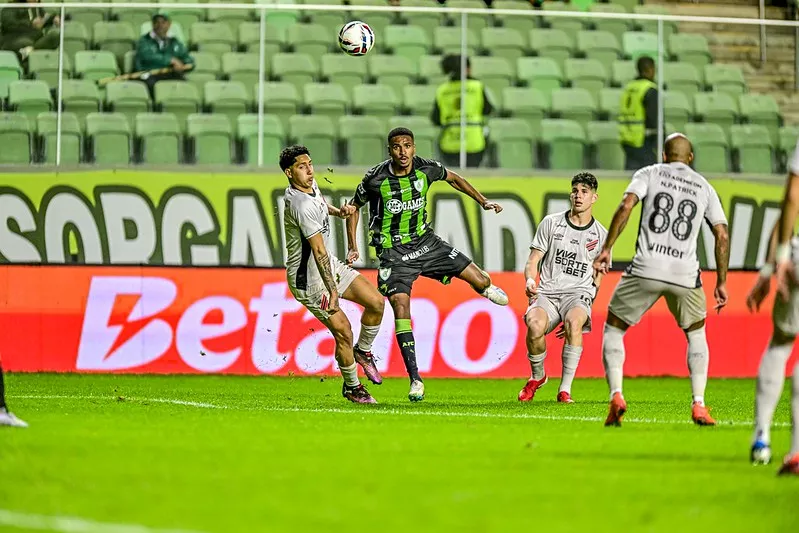 Série B: Volante do Sport recusa o Athletico-PR 2 vezes 2 Imagens de América-MG x Athletico-PR – Fotos: Mourão Panda / América