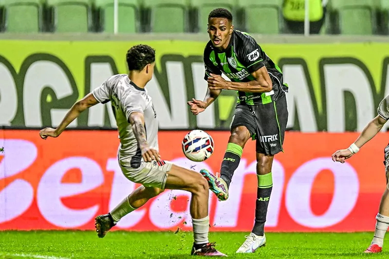 América-MG 2 x 2 Athletico-PR - Bigode salva Coelho no apagar das luzes 3 America MG e Athletico empatam na Serie B 2