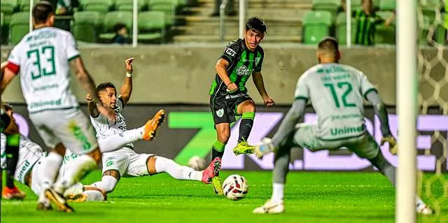 América-MG acerta a contratação de lateral do Sport 3 América-MG não soube furar a defesa da Chapecoense.
Foto: Mourão Panda – AFC