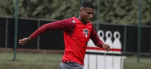Arboleda volta a treinar no São Paulo após pedido de perdão