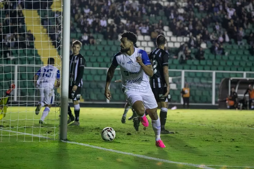Atacante do Confiança lamenta chances perdidas contra o Figueirense (Foto: Vitória Bueno/Confiança)