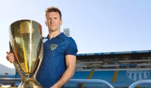 Com trecho do hino, Avaí lança terceira camisa para Série B