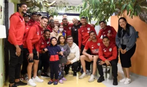 Elenco da Portuguesa visita grupo de apoio a crianças e adolescentes com câncer