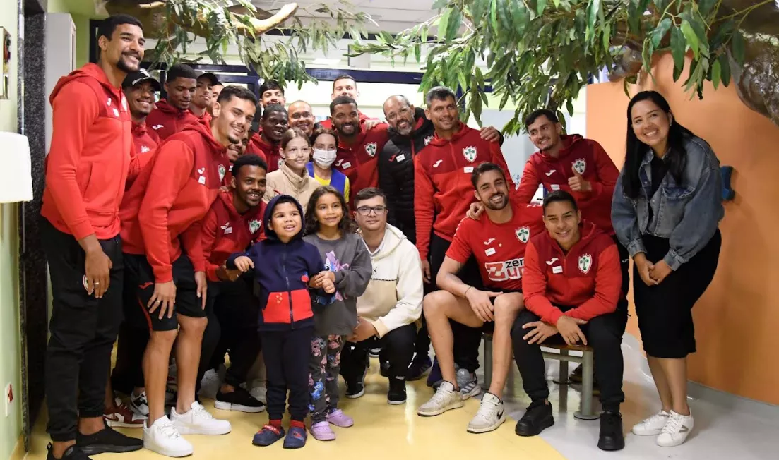 Elenco da Portuguesa visita grupo de apoio a crianças e adolescentes com câncer