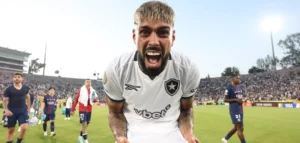 Torcida do Botafogo pede a permanência de Barboza após vitória