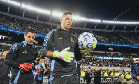 Aston Villa barra empréstimo de Dibu Martínez ao Manchester United