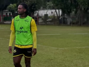 São Bernardo rescinde com colombiano e chega a duas saídas no meio de campo