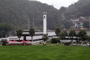 Campo sintético do CT Rei Pelé reformado ganha certificado da Fifa