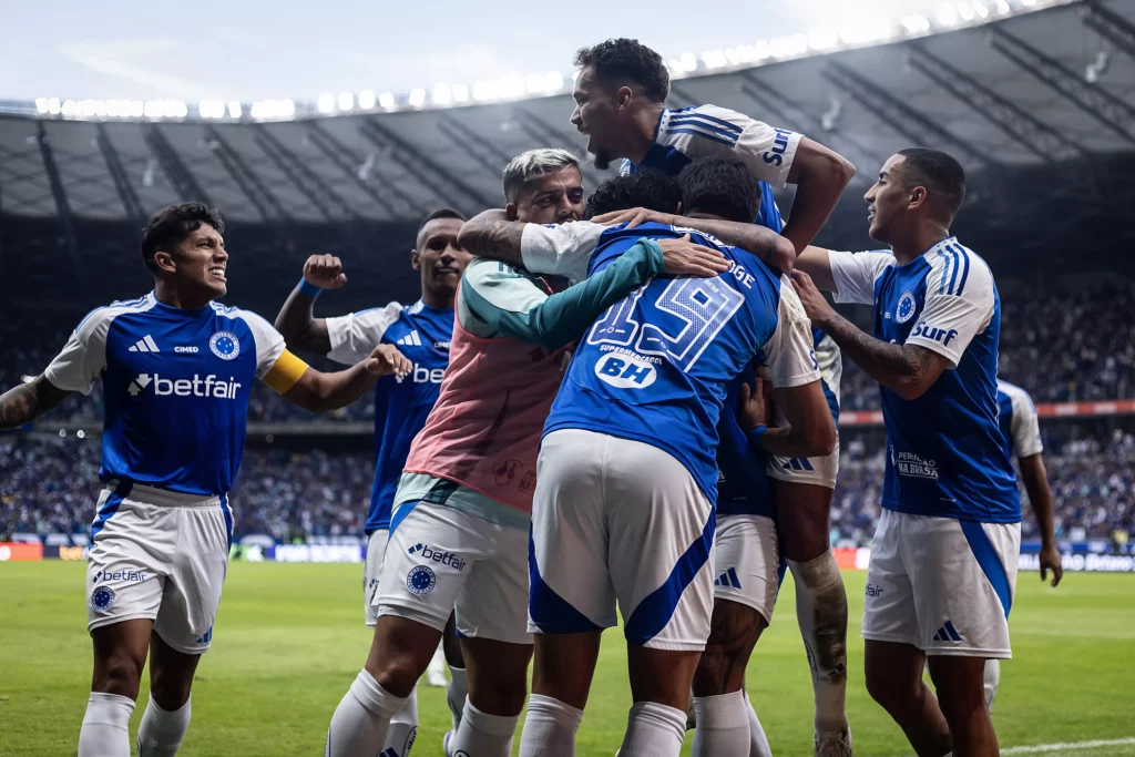 BRASILEIRÃO: Cruzeiro segue líder; Palmeiras desencanta em casa e Pedro decide o Fla-Flu 2 Cruzeiro segue líder do Brasileiro