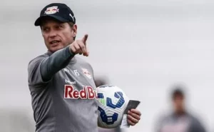 Bragantino mantém confiança em Seabra e discute renovação