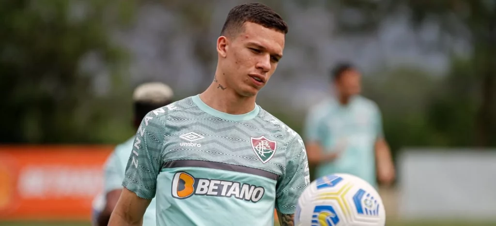 Clube turco negocia a contratação de lateral do Fluminense