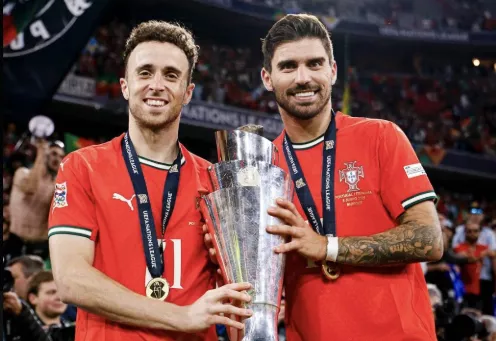 João Cancelo e Rúben Neves choram em homenagem a Diogo Jota