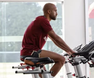 Lucas avança na recuperação, mas continua como desfalque no São Paulo