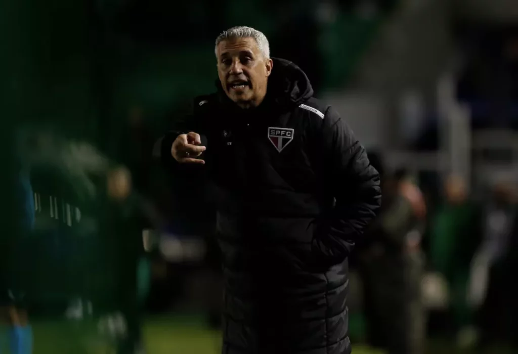 São Paulo toma fôlego ao vencer a primeira fora de casa no Brasileirão