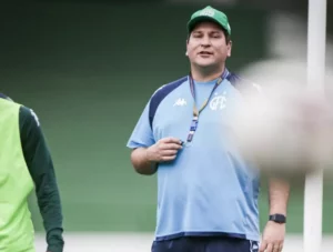 Matheus Costa amplia lista de técnicos estreantes pelo Guarani em dérbis