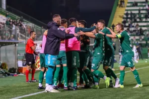 Chapecoense chega a um mês sem derrota em arrancada na Série B