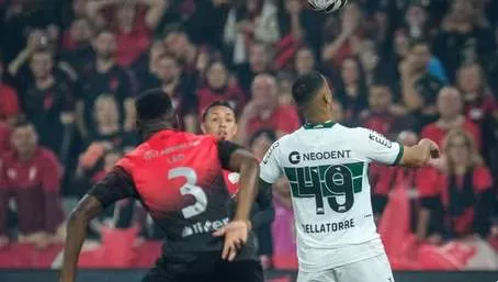 Coritiba jogou por uma bola e deu certo. Foto: JP Pacheco – Coritiba