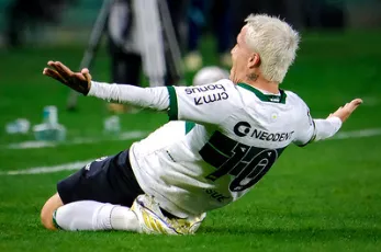 Coritiba e Chapecoense brigam no G4 da Serie B