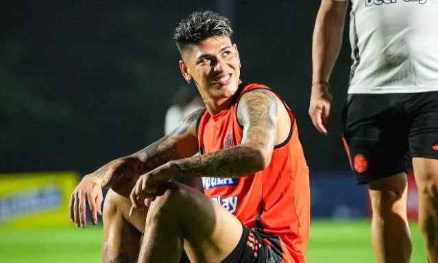 Flamengo fecha com Carrascal por R$ 78 milhões e espera chegada