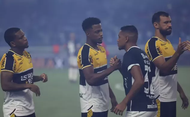 Criciúma e Náutico não entram em acordo por nigeriano 3 Matheus Trindade (meio) retorna e Castán (direita) está suspenso - Foto: Celso da Luz / Criciúma E.C