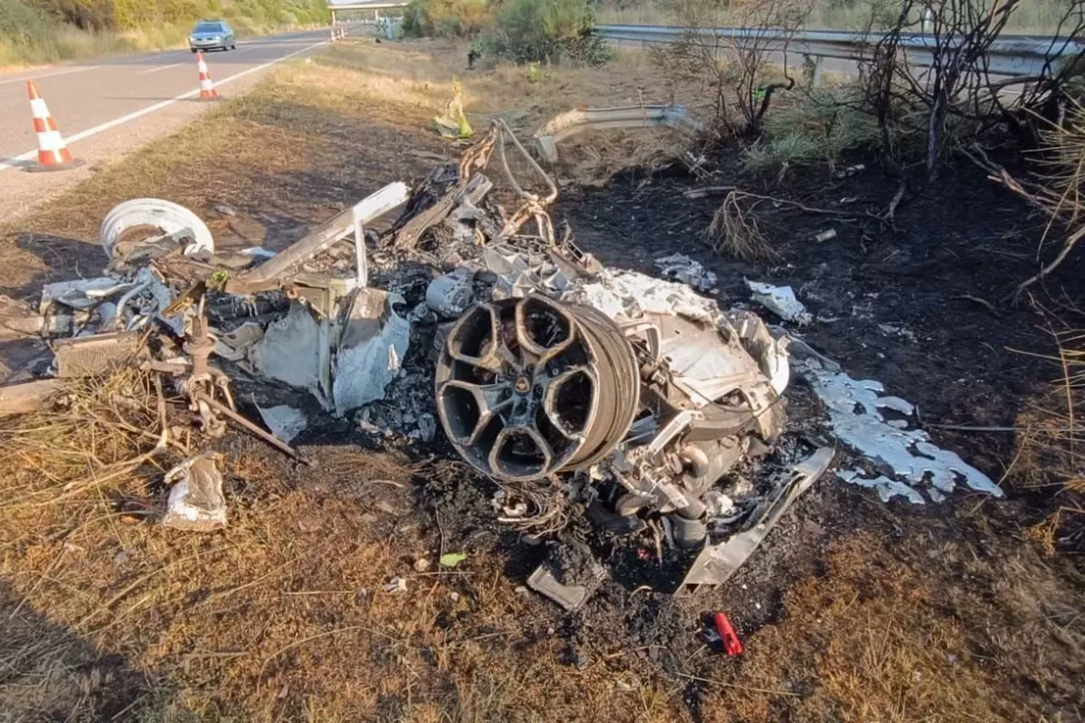 Lamborghini de Diogo Jota teve pneu furado, saiu da estrada e pegou fogo